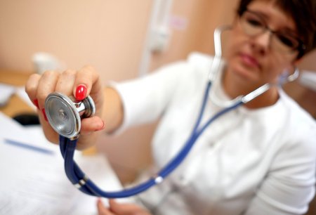 Глава Минздрава признал низкий уровень оплаты врачей в Казахстане